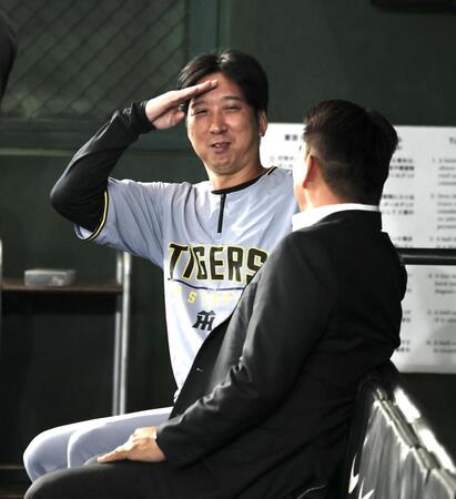 侍ジャパン・井口監督に敬礼する藤川監督（撮影・田中太一）