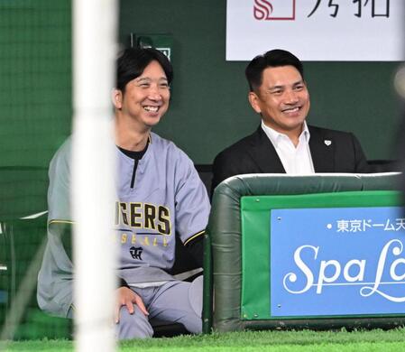 談笑する藤川監督（左）と侍ジャパン・井口監督（撮影・堀内翔）