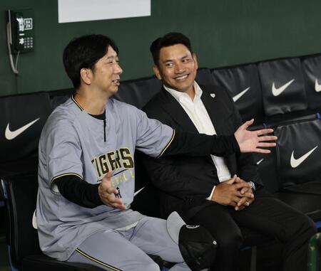 井口侍ジャパン監督と話をする藤川監督＝東京ドーム（撮影？田中太一）ｉＰｈｏｎｅから送信