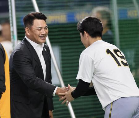侍ジャパン・井口監督と握手する下村（撮影・田中太一）