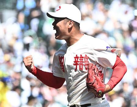 ３回、光武義生を一ゴロ併殺に打ち取り雄たけびを上げる智弁和歌山・和気匠太（撮影・開出牧）