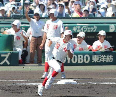 ２回、右越えの打球で一塁を蹴る智弁和歌山・楠本龍生（撮影・西田忠信）