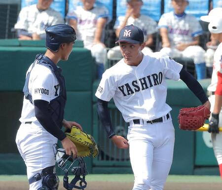 ７回、マウンドで社・山本航輝（左）に声をかけられる社・岩井秀耶（撮影・西田忠信）