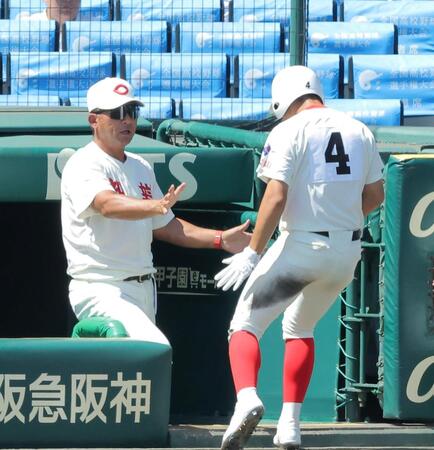 ２回、先制の生還をした智弁和歌山・楠本龍生（右）を迎える智弁和歌山・中谷仁監督（撮影・西田忠信）