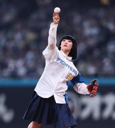 ファーストピッチセレモニーで投球するアバンギャルディ・ＳＯＮＯ（撮影・中島達哉）