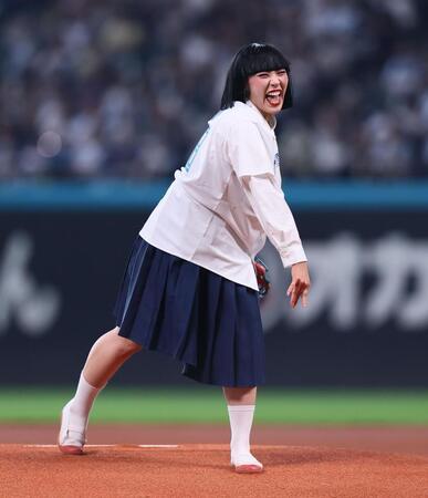 ファーストピッチセレモニーで投球するアバンギャルディ・ＳＯＮＯ（撮影・中島達哉）