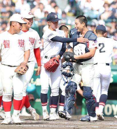 智弁和歌山ナインと健闘をたたえ合う社・岩井秀耶（中央）＝撮影・中田匡峻