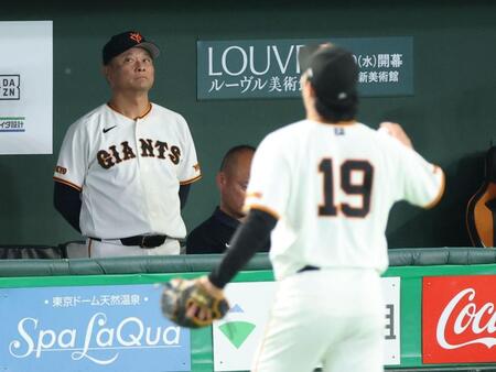 ６回、山崎を降板させ厳しい表情の橋上監督代行（撮影・金田祐二）