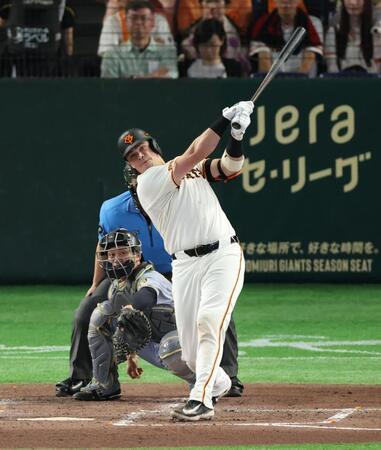 ４回、左中間にソロを放つダルベック（撮影・金田祐二）