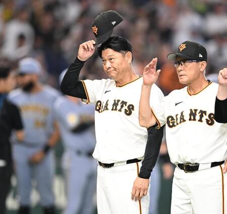 試合後のあいさつをする橋上監督代行（撮影・堀内翔）