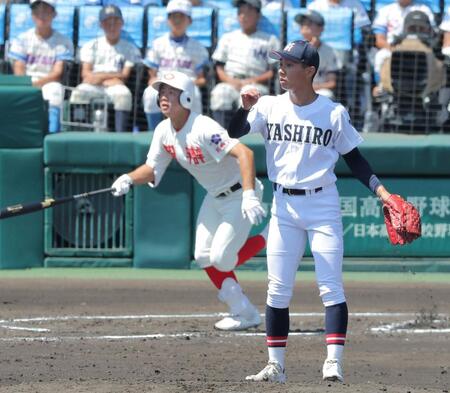 ２回、智弁和歌山・楠本龍生に三塁打を許す社・岩井秀耶（撮影・西田忠信）