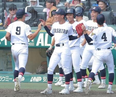 ８回を無失点で切り抜け、笑顔でナインを迎える社・岩井秀耶（中央）＝撮影・西田忠信