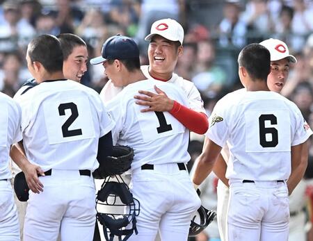 整列を終え社・岩井秀耶（中央手前）と健闘をたたえ合う智弁和歌山・和気匠太（撮影・開出牧）