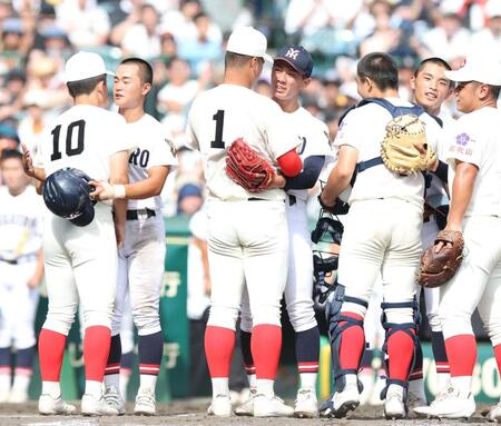 智弁和歌山・和気匠太（１）と健闘をたたえ合う社・岩井秀耶（中央）＝撮影・中田匡峻