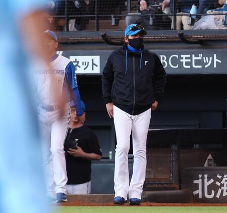 ８回、先制を許した伊藤の交代を告げる新庄監督（撮影・中島達哉）
