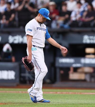 ８回、滝沢に先制打を許し、うなだれる伊藤（撮影・中島達哉）