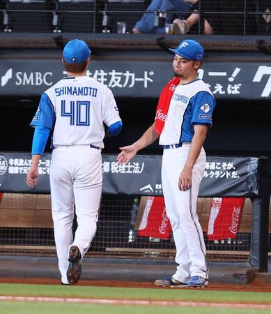 ８回、島本（左）を迎える伊藤（撮影・中島達哉）