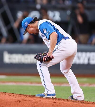 ７回、打者・中村を三振に仕留め、雄たけびを上げる伊藤（撮影・中島達哉）
