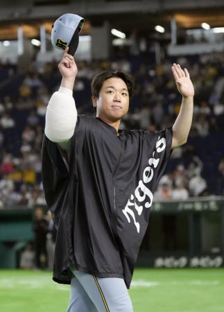 　９勝目を挙げ、ファンの声援に応える阪神・村上＝東京ドーム