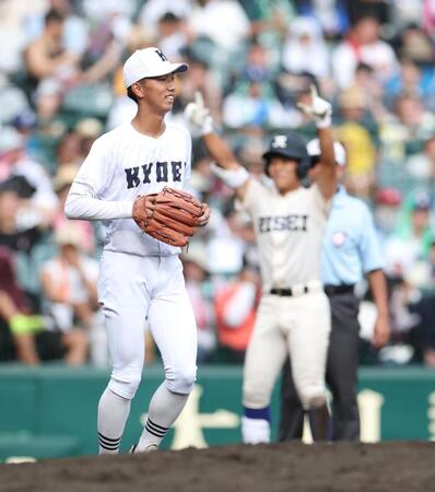 ４回、履正社・高津冬真（奥）に勝ち越し適時三塁打を浴びた享栄・近藤優（撮影・中田匡峻）