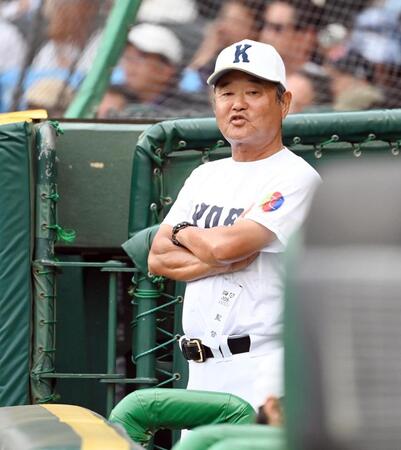 戦況を見守る享栄・大藤監督