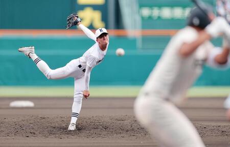 履正社相手に力投する享栄・上江滝