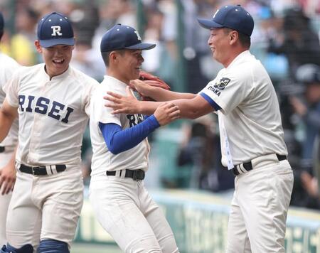 ５回、享栄・菅沼琥太朗を空振り三振に斬り、ピンチを脱した履正社・木村颯（中央）は笑顔で履正社・多田晃監督（右）の元へ飛び込んでいく（撮影・中田匡峻）
