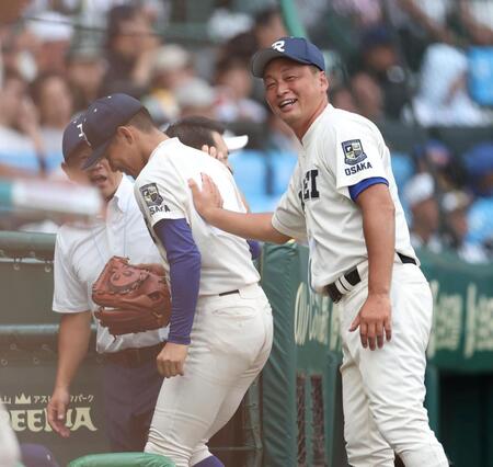 ８回のピンチを切り抜けた木村颯を迎える履正社・多田晃監督（右）＝撮影・中田匡峻