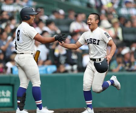 ４回の攻撃を終え、笑顔でベンチに戻る履正社・高津冬真（右）＝撮影・中田匡峻