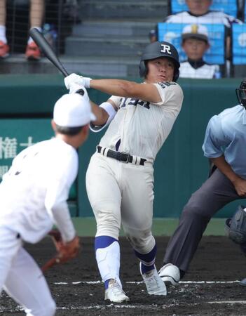 ２回、履正社・三木大亮は左翼線に同点となる適時二塁打を放つ（撮影・坂部計介）