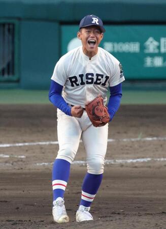 粘りのピッチングで９回を投げ抜いた履正社・木村颯はガッツポーズを見せる（撮影・坂部計介）