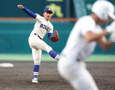 ９回、享栄・大森皓太（手前）を見逃し三振に斬り、試合を締めた履正社・木村颯（撮影・中田匡峻）