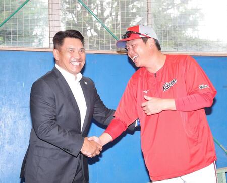 笑顔を見せる新井監督（右）と侍ジャパン・井口資仁監督（撮影・佐々木彰尚）