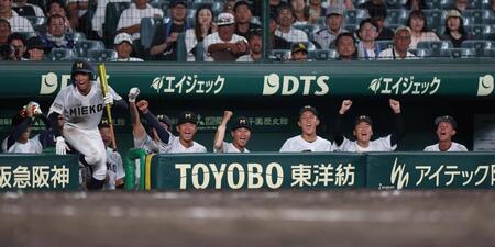 ５回、三重・前野元佑の右前適時打で盛り上がる見えナイン（撮影・中田匡峻）