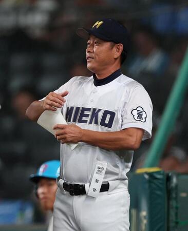 ７回、ベンチ前で選手たちを迎える三重・沖田展男監督（撮影・中田匡峻）