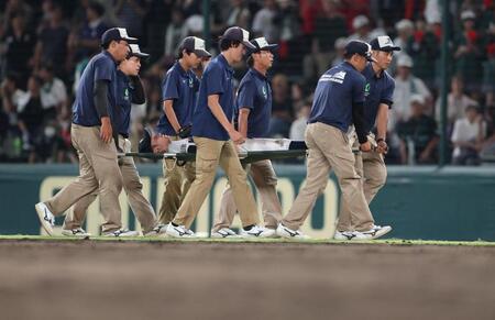 ９回、担架で運ばれる三重・水野央清（撮影・中田匡峻）