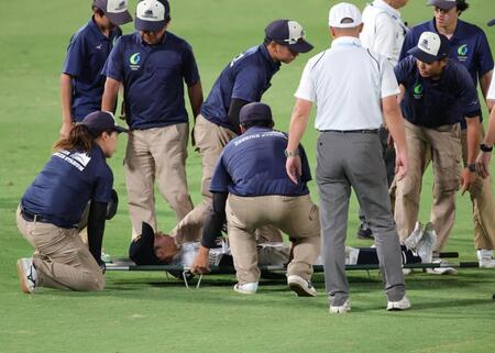 ９回、守備で足がつり、担架で運ばれる三重・水野央清（撮影・坂部計介）
