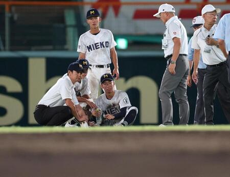 ９回、座り込む三重・水野央清（撮影・中田匡峻）