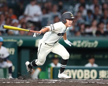 １回、二塁への内野安打で出塁する松商学園・久保田悟（撮影・中田匡峻）