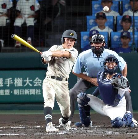８回、久保田が中前打を放つ