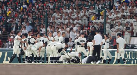 三重に敗れた松商学園ナイン（撮影・中田匡峻）