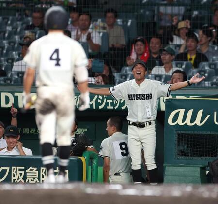 ９回、打席の松商学園・久保田悟（４）に笑顔を見せる松商学園・松宗勝監督（撮影・中田匡峻）