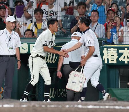 試合後、握手を交わす三重・沖田展男監督（右）と松商学園・松宗勝監督（撮影・中田匡峻）