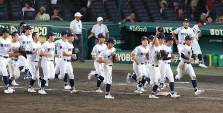 松商学園に勝利し、笑顔でスタンドに向かう三重ナイン（撮影・坂部計介）