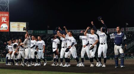松商学園に勝利し、スタンドに向かって拳を突き上げる三重ナイン（撮影・中田匡峻）