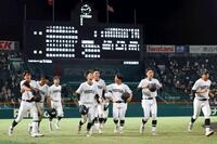 天理に敗れ、肩を落として引き揚げる福山ナイン（撮影・山口登）