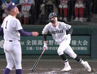８回、２点二塁打を放つ福山・岩本（撮影・飯室逸平）