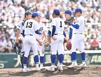 ３回、ピンチを迎えマウンドに集まる横手ナイン（撮影・開出牧）