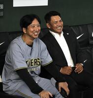 侍ジャパン・井口監督（右）と談笑する藤川監督（撮影・田中太一）