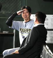 侍ジャパン・井口監督に敬礼する藤川監督（撮影・田中太一）